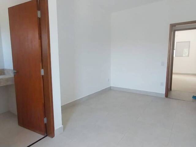 Sobrado para Venda em Caraguatatuba - 4